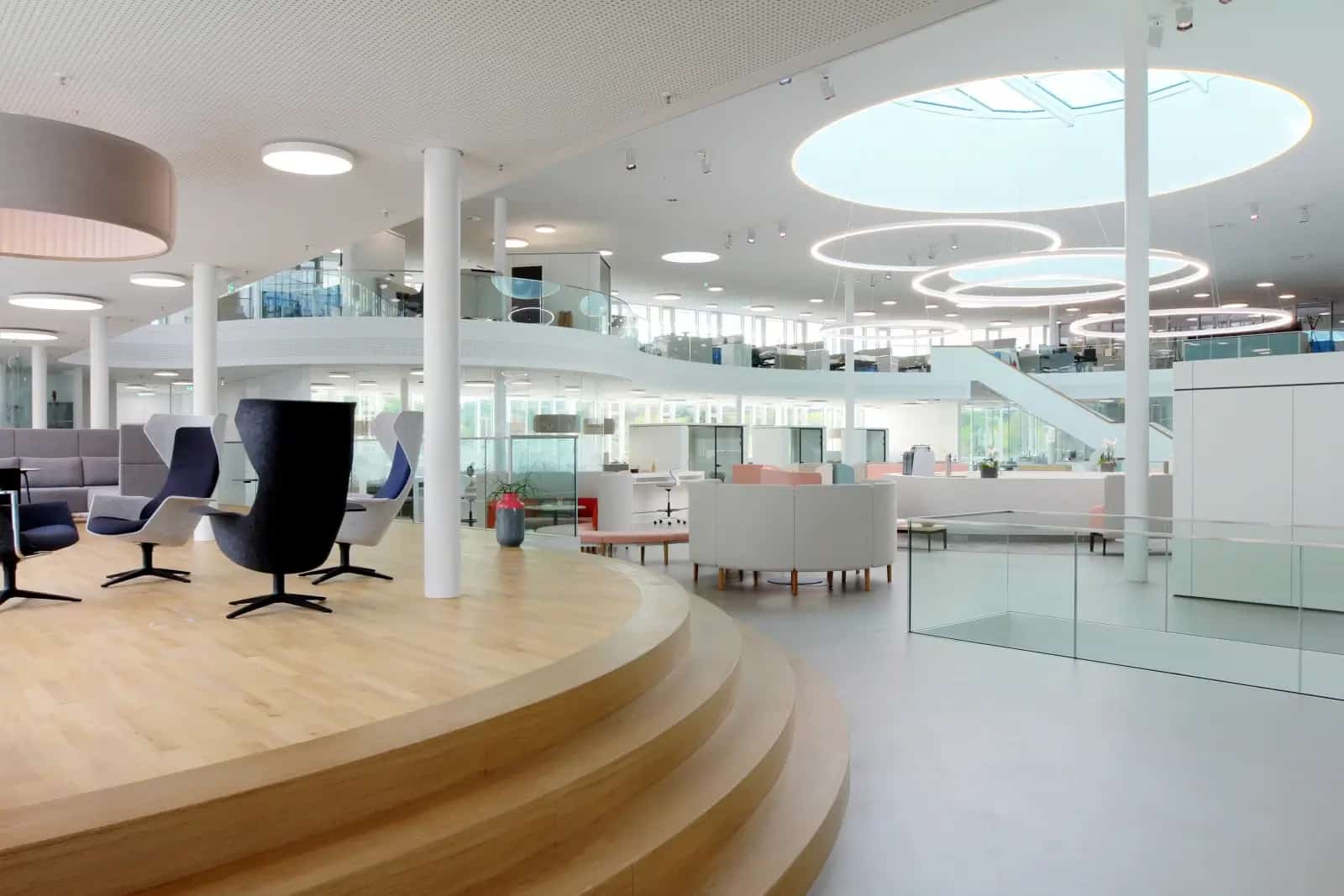 Kantoorruimte tijdens een renovatie met nieuwe wanden en verlichting door Perla