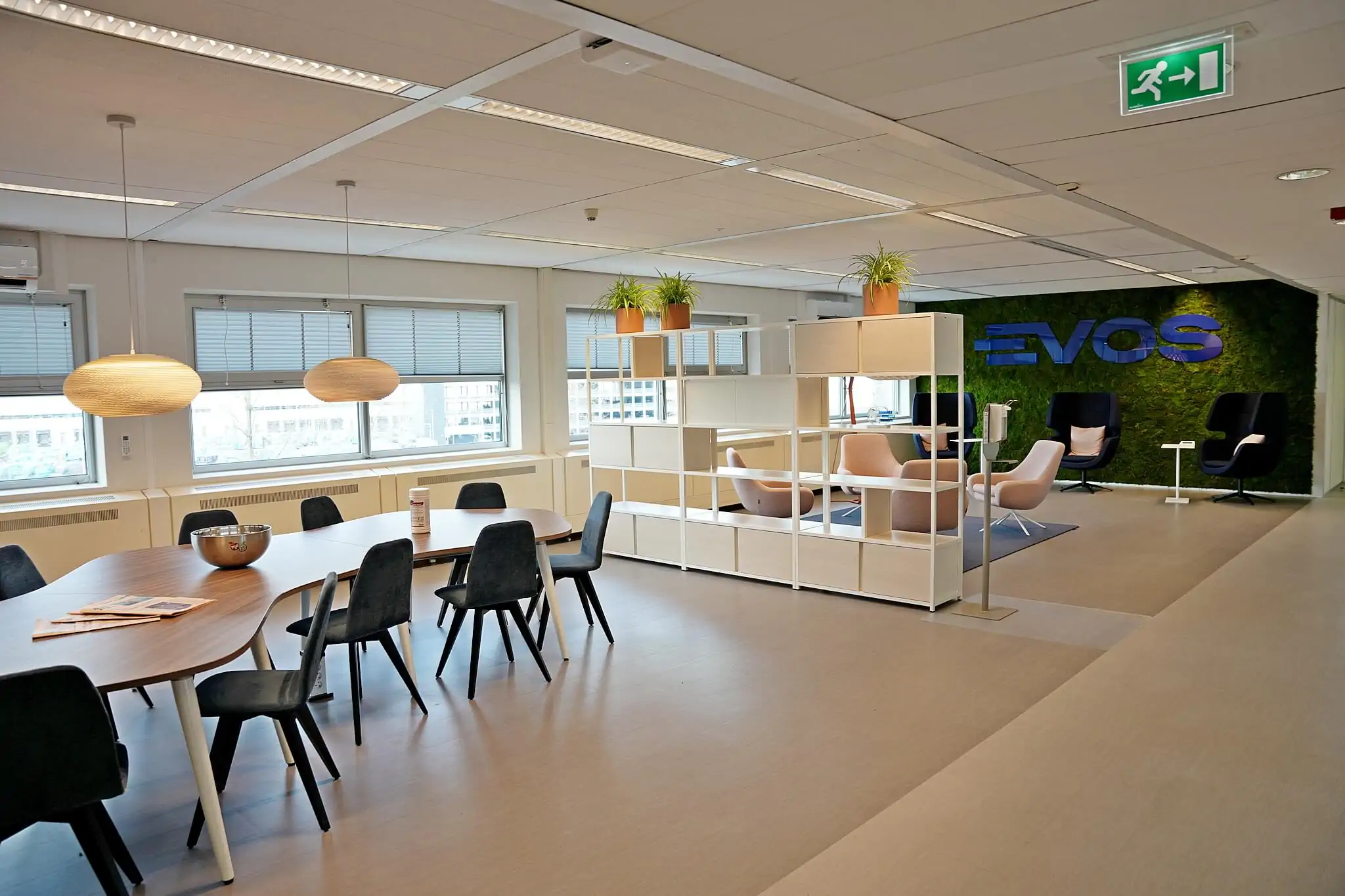 Gerenoveerd kantoor van Evos in Amsterdam met nieuw plafond, verlichting en inrichting