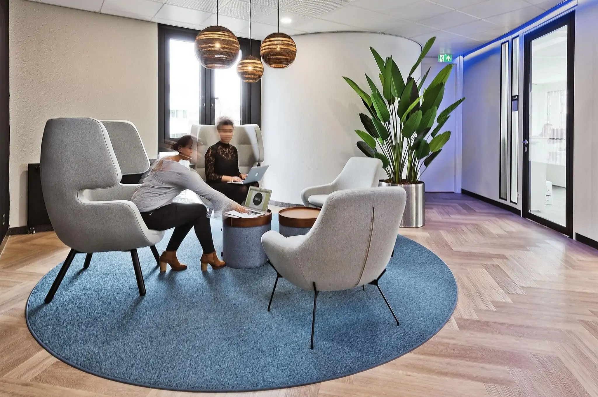 Interieurontwerper van Perla aan het werk aan een projectinrichting