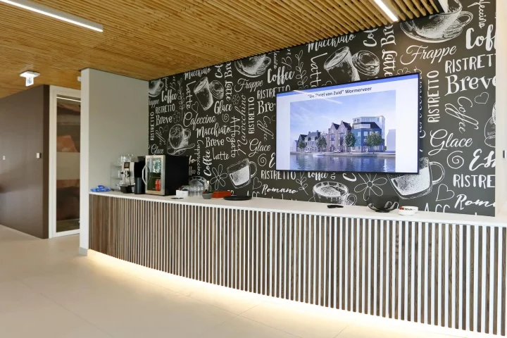 Pantry met barelement en TV scherm