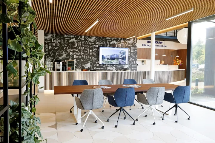 Grote ontvangsttafel met blauwe stoelen