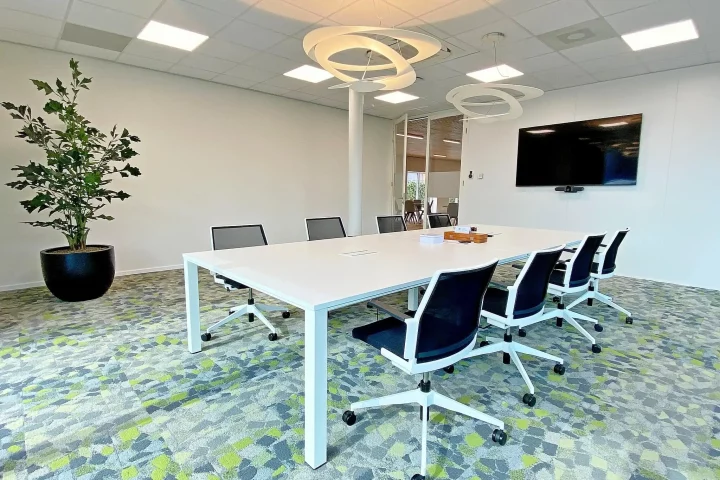 Moderne vergaderzaal bij Bot Bouw