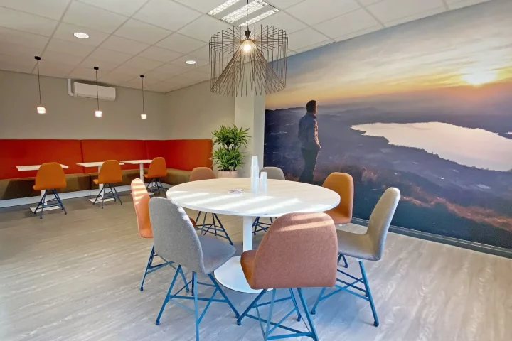 Strakke lunchruimte met mooie wandvisual IBK