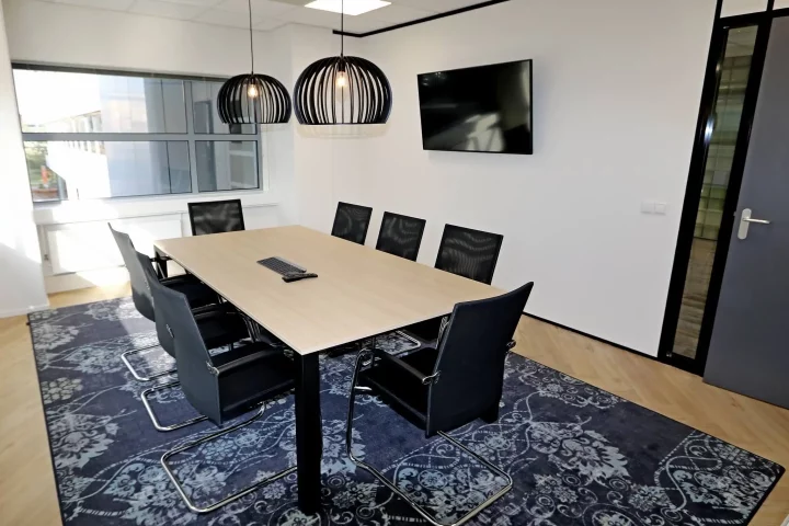 Huiselijke spreekkamer in zwart en blauw tinten