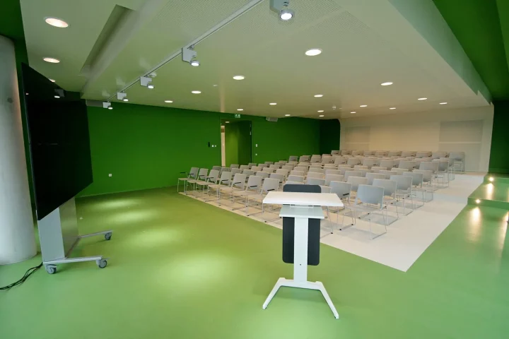 Conferentiezaal in groene huisstijl gerealiseerd door Perla