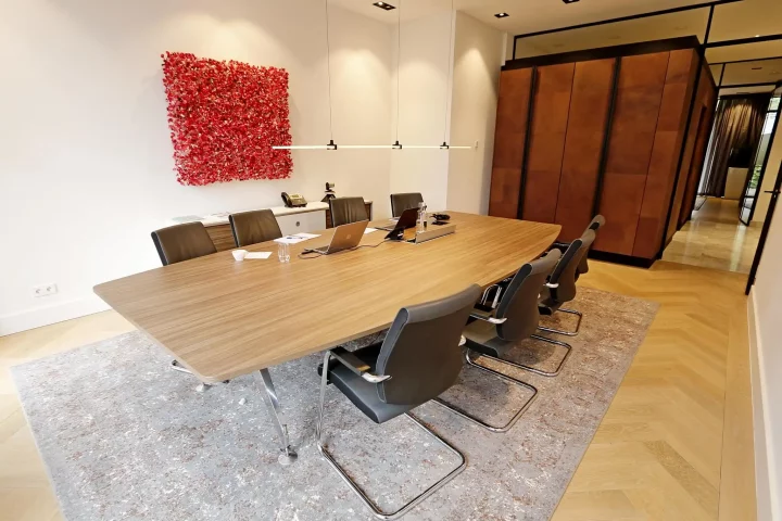 Kleine boardroom Lincoln International door Perla Kantoorinrichting