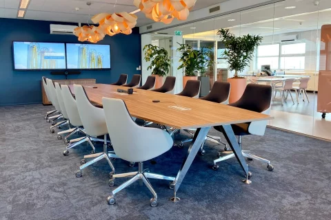 Boardroom opstelling Evos Amsterdam ontwerp Perla Kantoorinrichting