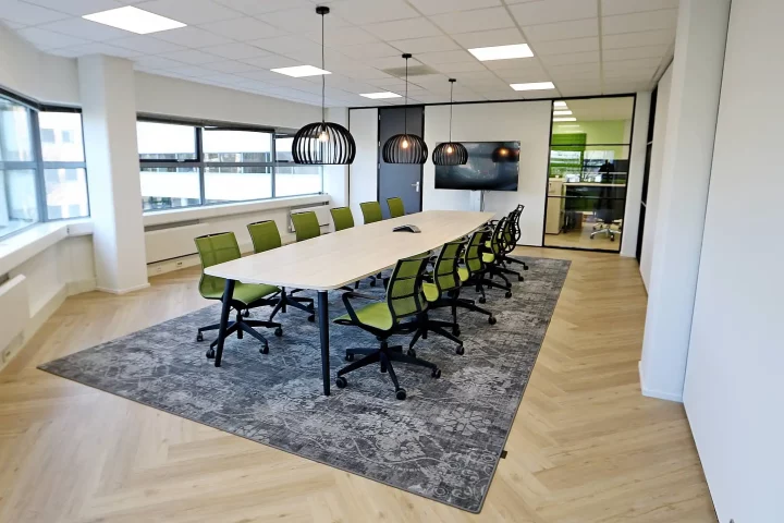 Nieuwe vergaderruimte met groene stoelen in Hilversum