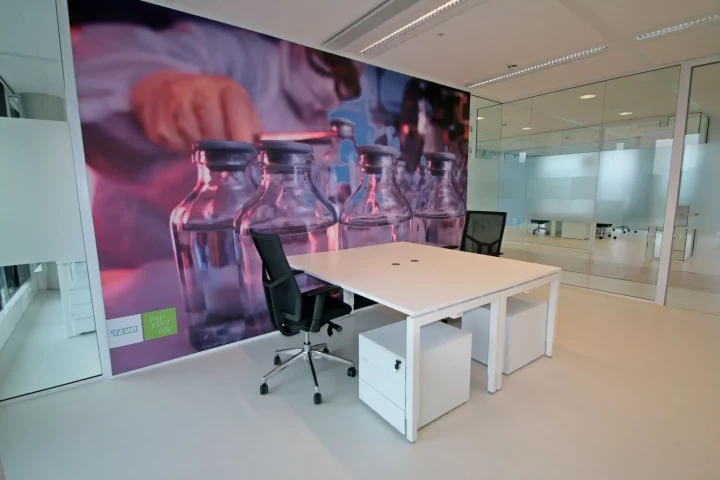 Wandvisuals met bureaus van Perla Kantoorinrichting