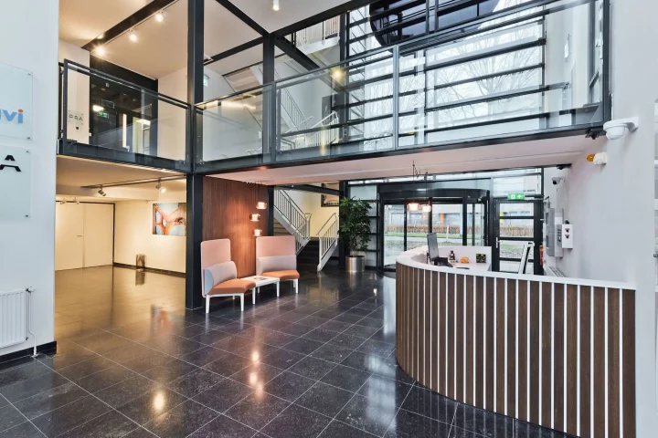 Entree OfficeZ Court Yard ontworpen door Perla Kantoorinrichting
