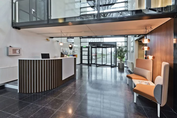 Ontvangst OfficeZ Court Yard ontworpen door Perla Kantoorinrichting
