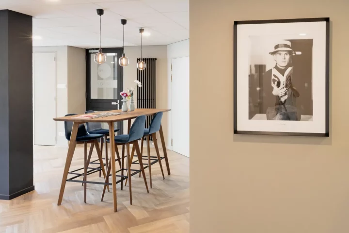 Bartafel OfficeZ Startbaan ingericht door Perla Kantoorinrichting