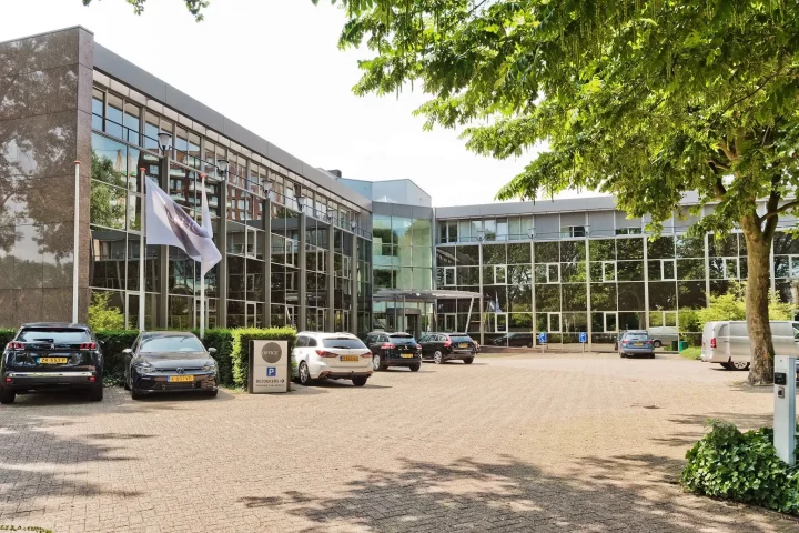 Kantoorpand OfficeZ Startbaan ingericht door Perla Kantoorinrichting
