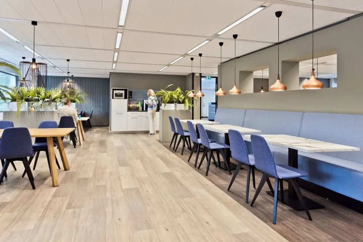 kantine OfficeZ Startbaan ingericht door Perla Kantoorinrichting