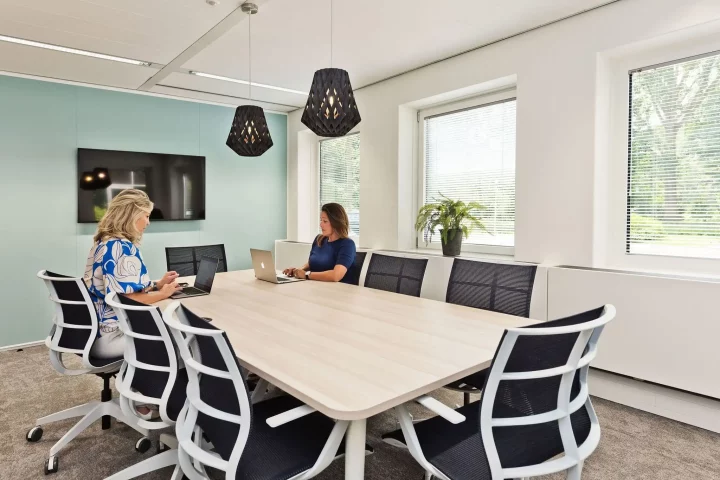 Bespreekruimte OfficeZ Startbaan ingericht door Perla Kantoorinrichting