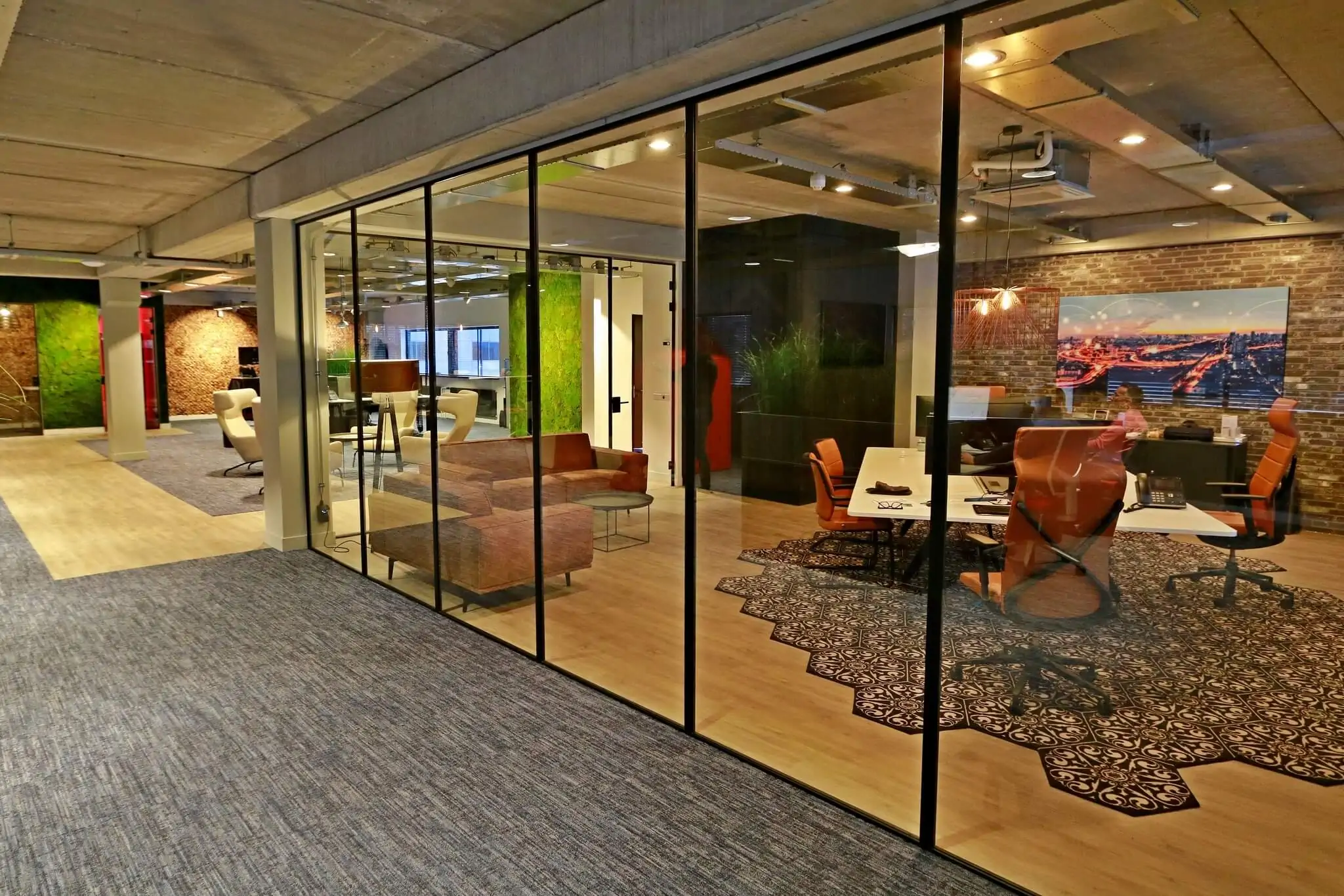 Modern en hip kantoor door Perla Kantoorinrichting