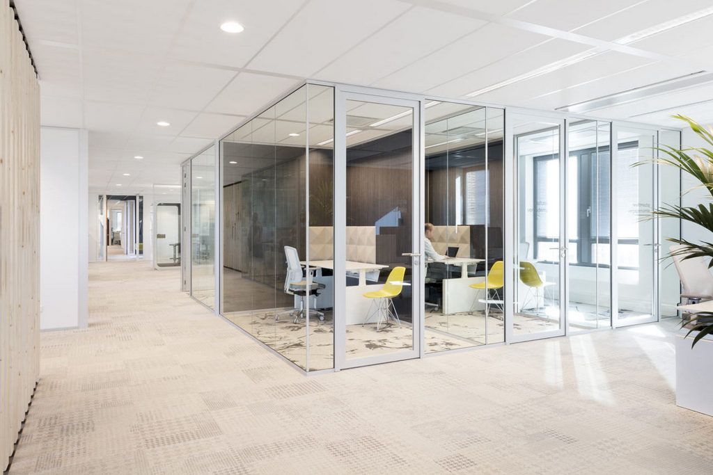 Akoestiek op kantoor verbeteren: 7 effectieve tips - Perla Kantoorinrichting