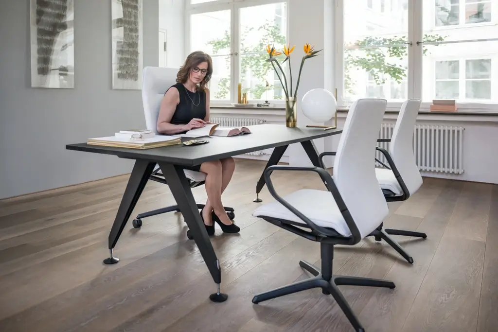 Directiekamer inrichten: sfeer en professionaliteit - Perla Kantoorinrichting