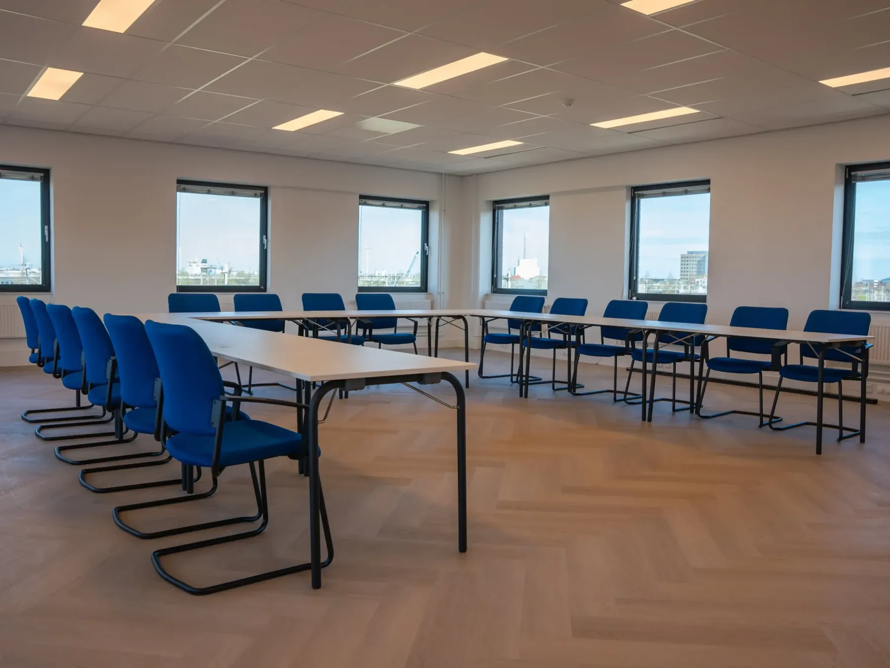 Presentatieruimte met stoelen in theateropstelling