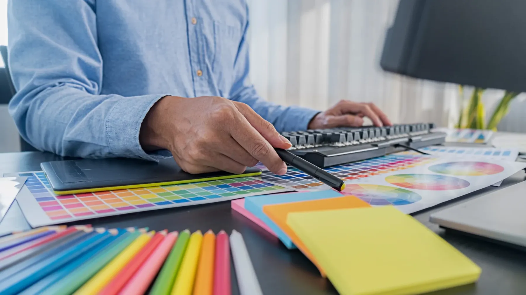 Kleuren op kantoor kiezen: impact op sfeer en focus - Perla Kantoorinrichting