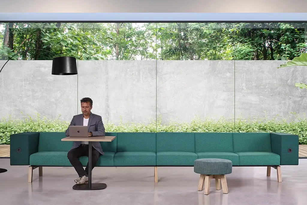 Overlegplek in een modern ingericht kantoor