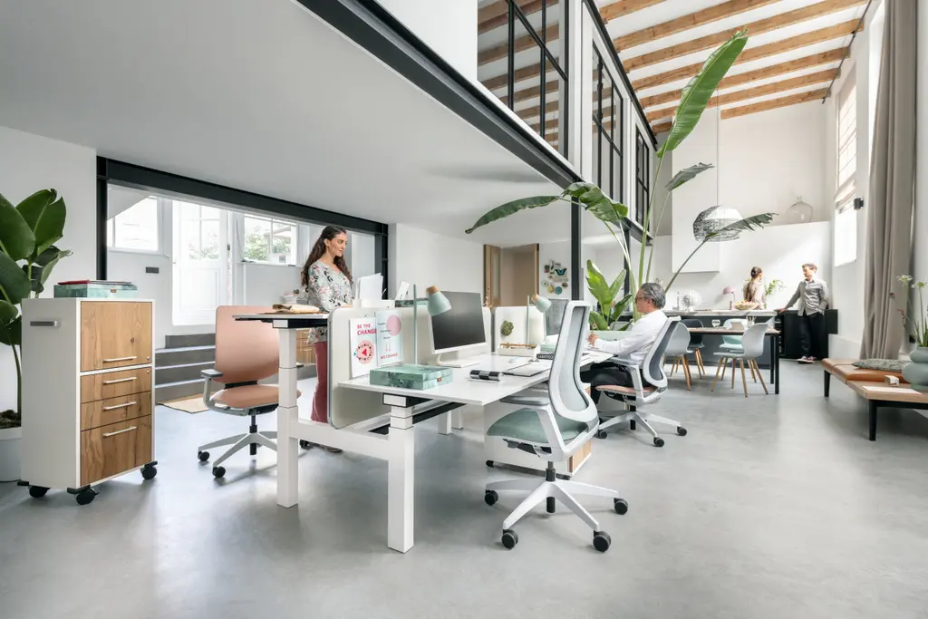 Voordelen van een zit-sta bureau: gezonder werken - Perla Kantoorinrichting