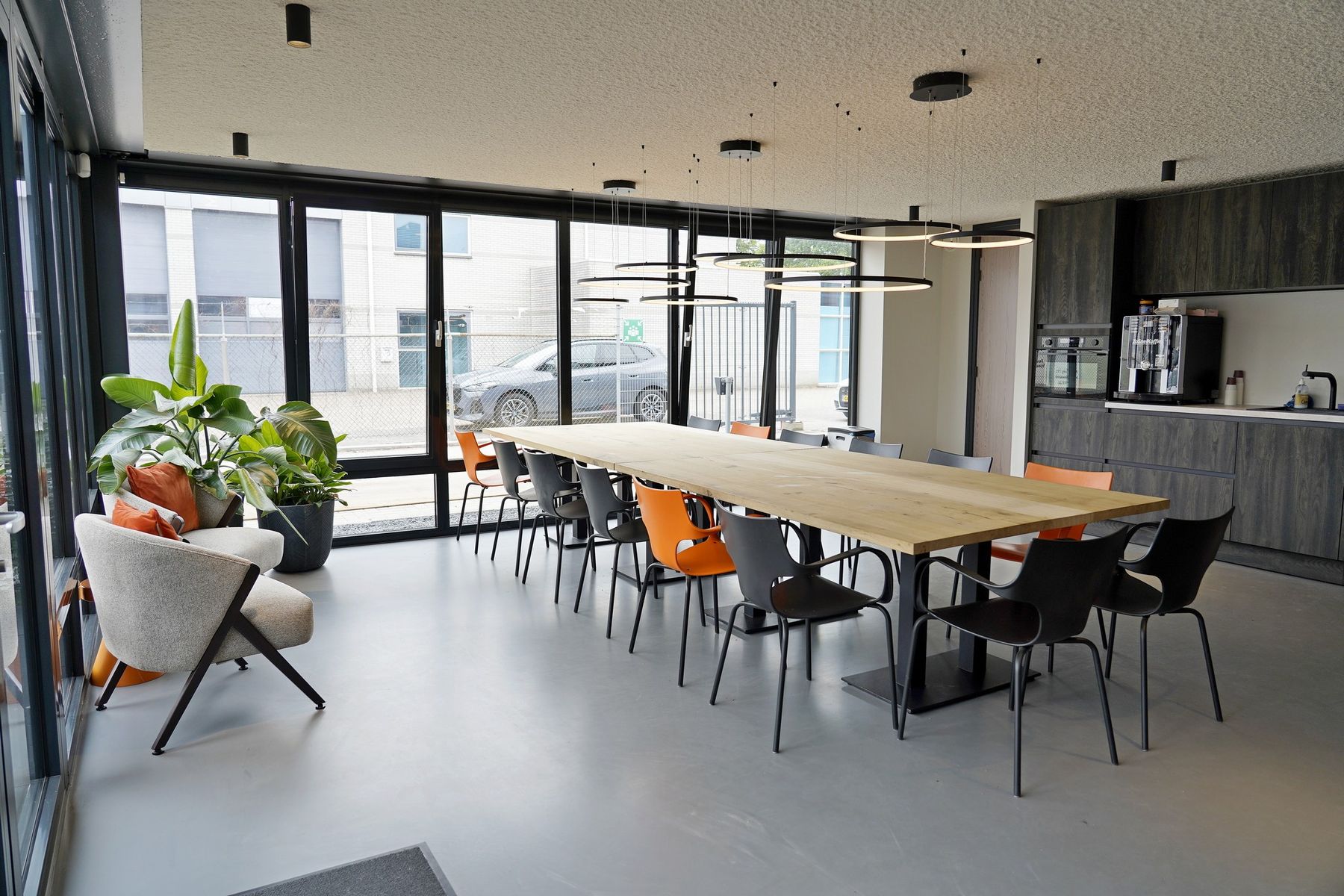 Anton Industrial Services - kantoorinrichting door Perla