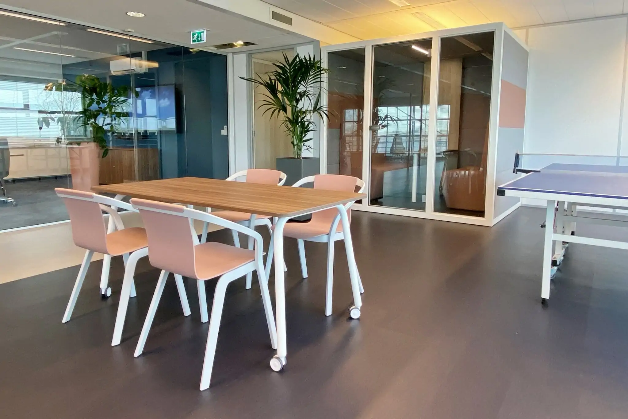 Evos - kantoorinrichting door Perla