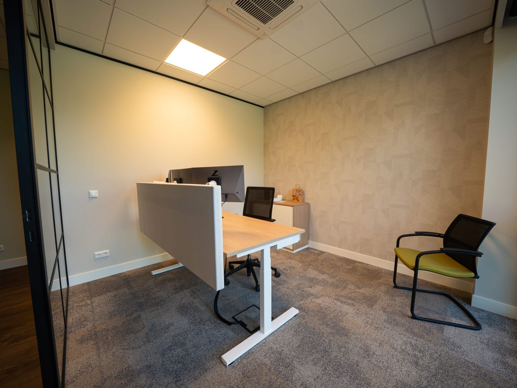 Lubbe Lisse - kantoorinrichting door Perla