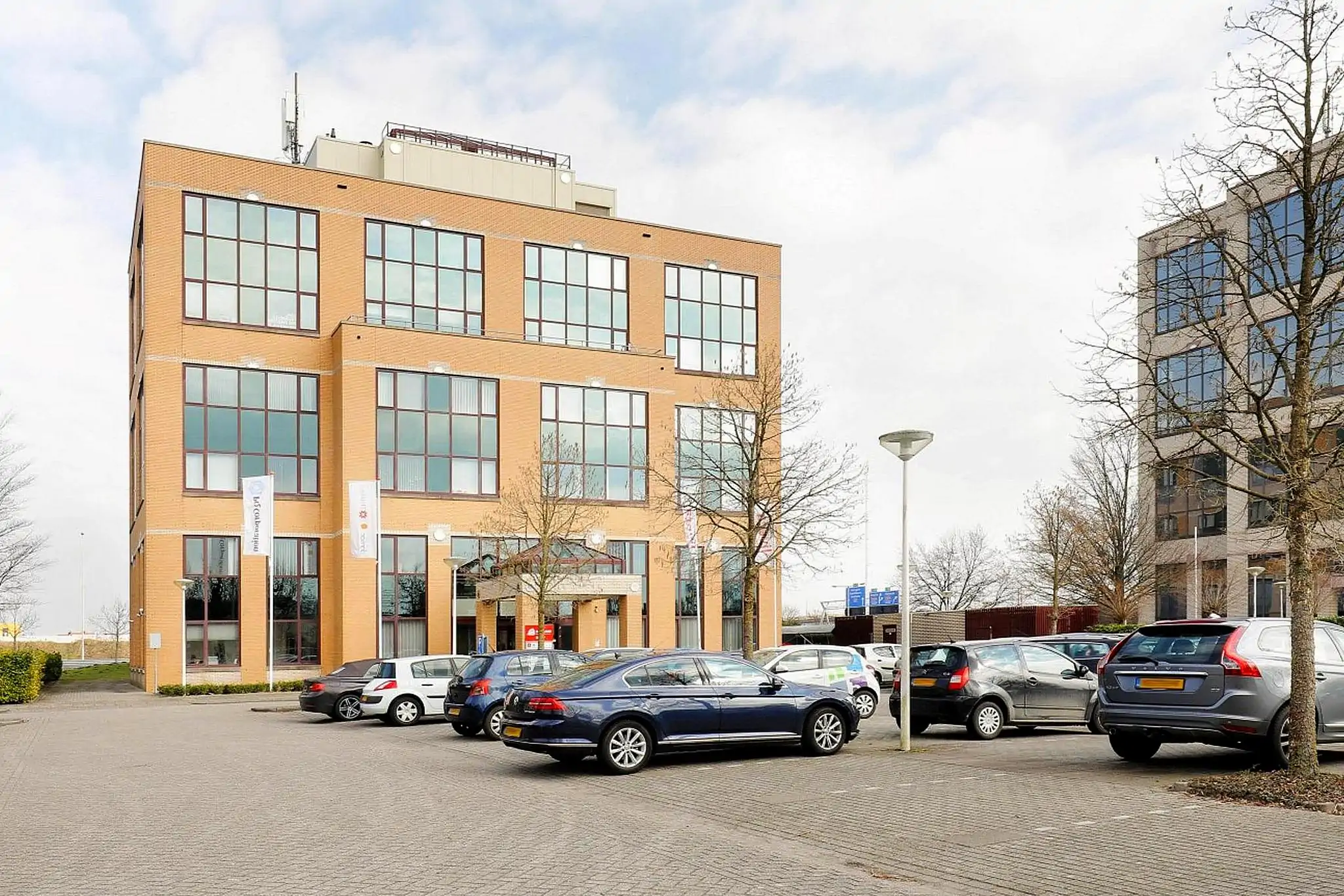 NBBU - kantoorinrichting door Perla