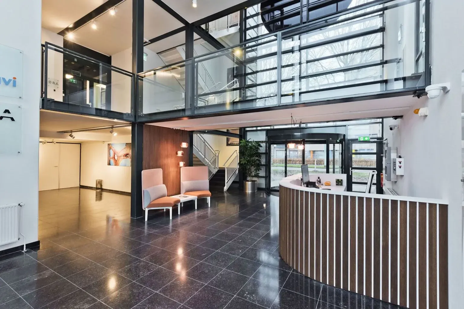 OfficeZ Court Yard - kantoorinrichting door Perla
